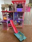 Barbie Dreamhouse med 3 våningar, pool, rutschkana & hiss