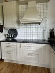 marbodal kök, svarta stenskivor, vitvaror Ikea 