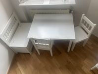Bord + bänk + stolar till barnrum
