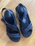 Svarta sandaler för barn storlek 37