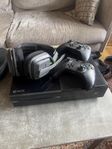 Xbox One, två kontroller och headset