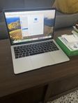 MacBook Air 2018 Retina 13” -Fint skick med ny laddare!