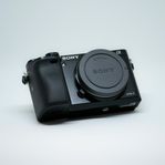 Sony a6000 + objektiv (4 batterier, 64GB SD-kort, laddare)