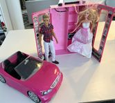 Barbiebil och garderob med Barbie och Ken