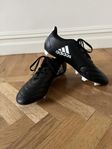 Adidas fotbollsskor storlek 45