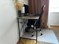 Skrivbord och kontorsstol