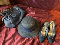 marinblå väska, sko och hatt