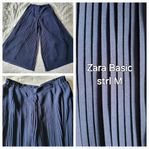 Vida plisserade Marinblå byxor, strl M från Zara Basic