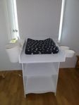 Ikeas skötbord med tillbehör och madrass