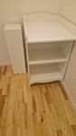 Skötbord/bokhylla från Ikea med extra hylla 