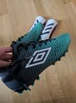 Umbro fotbollsskor och Adidas smalbensskydd för barn