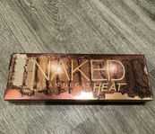 Oöppnad Urban Decay Naked Heat Palette. 