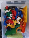 Lego: Låda med blandade lego (40x30x19cm)