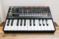 Roland JU-06A med Roland Boutique K-25m Keyboard