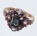 Vacker vintage ring, 18k guld med grön och vita stenar. 3,3