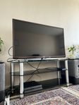 Philips 46-tums LED-TV med ett svart TV-BORD