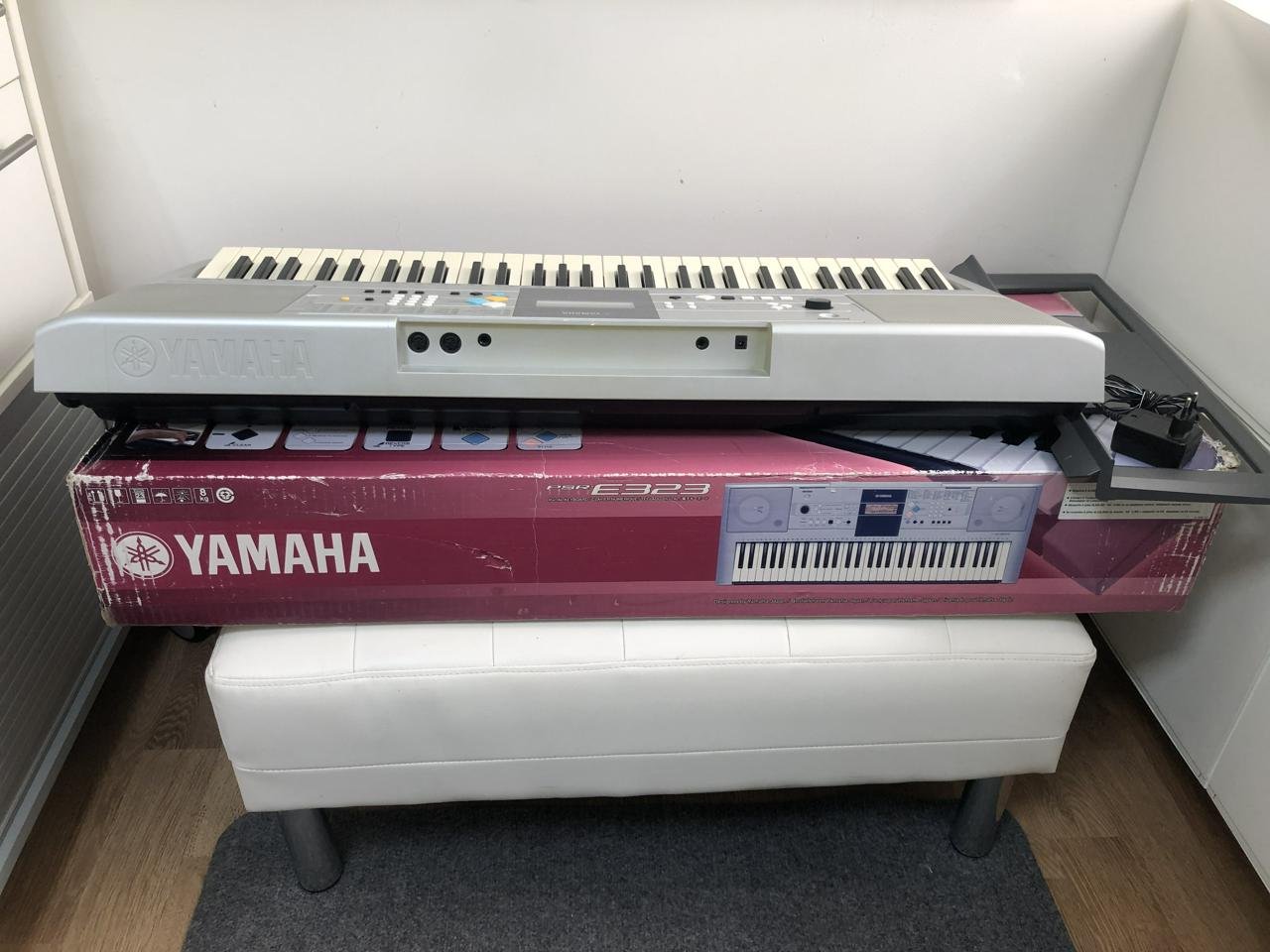 YAMAHA psr-E323 Digital Keyboard
