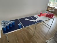 The official beer pong table / ölpingis med muggar och väs