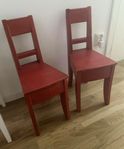 Två fina röda stolar ”Emil” från IKEA PS kollektionen