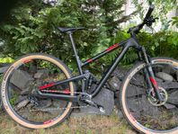 Fin MTB FOCUS O1E EVO BLACK/RED 