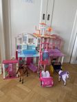 Barbie hus med hästar vagn och dockor