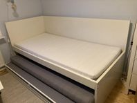 Sängstomme +utdragssäng med 3 madrasser, Ikea Malm
