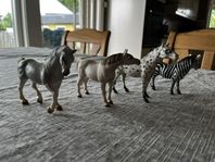 Leksaks hästar + en zebra