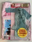 Barbie åker till Kina, kläder och tidning