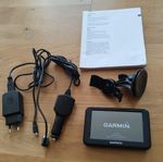 GPS Garmin inkl. laddare till bil + vägguttag (usb-kabel)