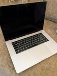 MacBook Pro (15 tum) 16GB RAM / Radeon Pro 55X / 256GB