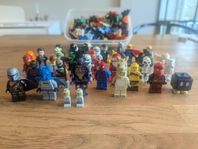 Ett 70-tal Legofigurer med tillbehör