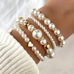  Vacker Armband med vita pärlor i olika storlekar. 4 st