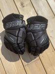 Bauer ishockeyhandskar 400 kr samt CCM suspshorts 150kr 