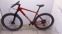 Cube Reaction C:62 Kolfiber ram, Hardtail 