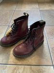 Dr Martens röda storlek 36