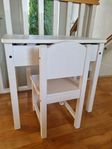 Barnskrivbord med bänklock och tillhörande stol
