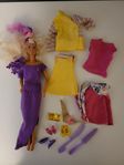 Barbie med kläder och accesoarer.