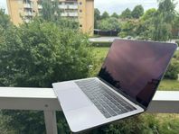 MacBook Pro 2017 13” -16GB RAM, i7, 512GB SSD