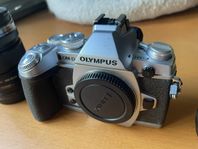 Olympus OM-D E-M1 Original med två objekt 