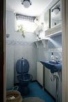 Blå toalettstol samt blått tvättställ