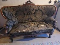 Antik vacker soffa i behov av renovering 