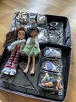 Väska med två brat dockor med tillbehör