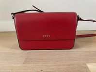 Röd väska från DKNY