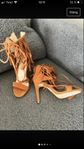 Trendiga fringed high heels