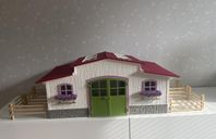 Schleich stall med ’hage’