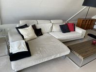 Maffig soffa med extra bred liggyta + pall