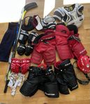 ishockey utrustning hjälm, byxor, axelskydd,  handska, etc,