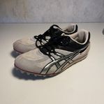 Asics spikskor i storlek 39