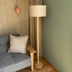 Golvlampa i trä med skärm i tyg 35x148 cm