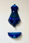 Italiensk vatten-fontän, blå keramik - vacker